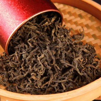 Canned Traditional Golden-Tip Black Tea – Loose Leaf Display on Bamboo Tray